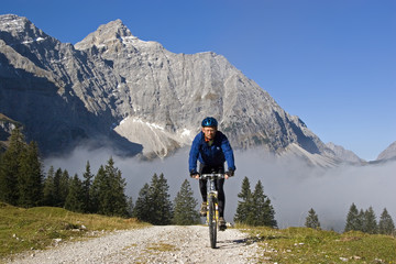 Naklejka premium Biken im Karwendel