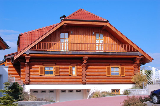 Holzhaus am Berg - Vorderseite
