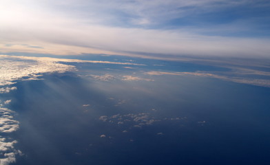 coucher de soleil au dessus des nuages