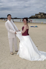 Fototapeta na wymiar mariés sur la plage