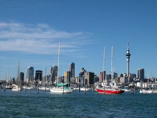 Port d'Auckland. Au centre, la Sky Tower - New Zealand