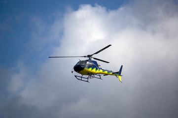 Fototapeta na wymiar Helikopter w chmurze