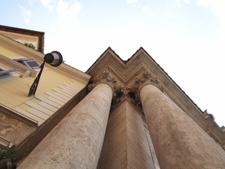 säulen der santi apostoli in rom am trevi brunnen
