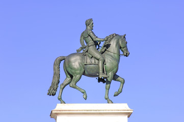 Fototapeta na wymiar Francja, Paryż: Posąg króla Francji Henryka IV