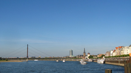 Fototapeta na wymiar Düsseldorf z Oberkasseler mostu