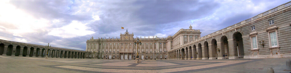 Fototapeta na wymiar Madryt pałac królewski