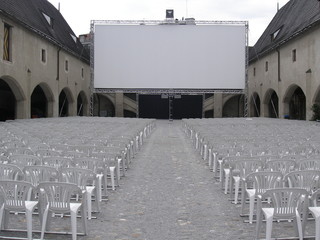 freiluft kino im innsbrucker zeughaus