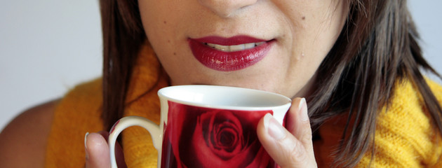 ragazza con tazza in mano 3