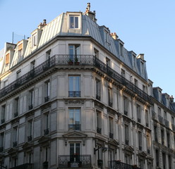 Façade de pierre, balcon de fer, Paris, France