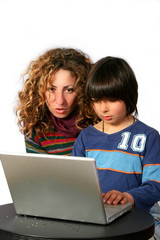 Mutter und Sohn am Laptop