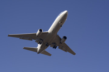 Fototapeta na wymiar Samolot pasażerski Landing 3