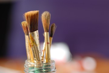 pinceaux en gros plan sur fond violet