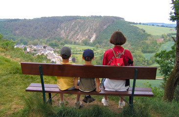 mère et ses deux enfants sur un banc