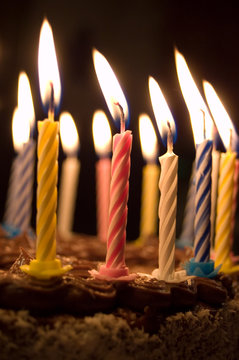 Geburtstagskerzen auf Torte