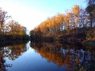 Fototapeta na wymiar Fall by the river