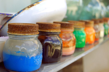 Farbpigmente im Glas