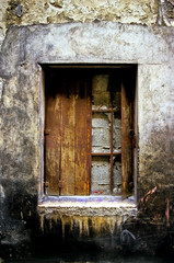 Fenêtre murée d'un vieil immeuble à Chambéry en Savoie