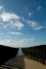 Strand mit Pfählen