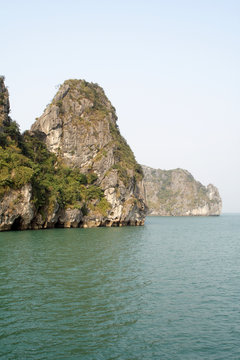 Kalkfelsen in der Halong-Bucht