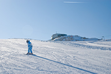 Fototapeta na wymiar girlie skiing on the glacier