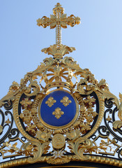 Couronne et croix sur la grille en or
