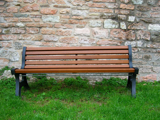 Bank vor Natursteinmauer