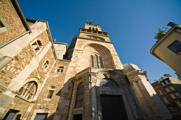 Fototapeta na wymiar Naprzeciwko katedry w Akwizgranie