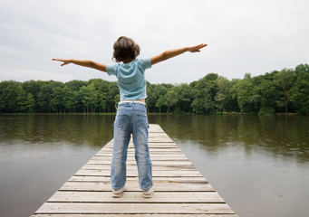 petite fille sur un petit pont