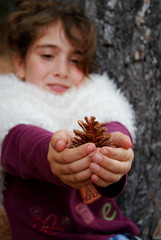 fillette dans la fôret