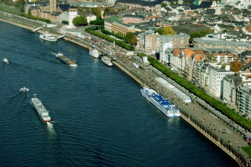 Fototapeta premium Düsseldorf am Rhein mit Rheinuferpromenade u. Schlossturm