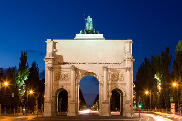 Fototapeta na wymiar Victory Gate w Monachium, Wieczór