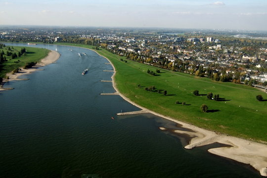 D&uuml;sseldorf Oberkassel mit Rheinwiesen u. Blick Richtung Neuss