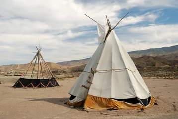 Fototapete Tipi - konisches Zelt, das von den amerikanischen Ureinwohnern verwendet wird © philipus