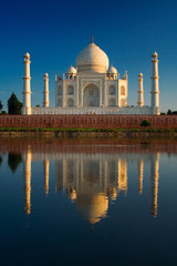 Fototapeta na wymiar Taj Mahal odzwierciedlenie w rzece