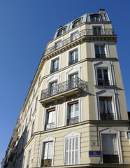 Fototapeta na wymiar Elewacja tronquée, Ciel Bleu, Paryż 10, Francja