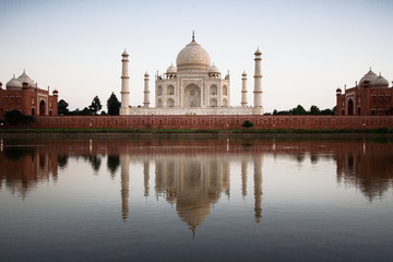 Fototapeta na wymiar Taj Mahal odzwierciedlenie w rzece o zmierzchu