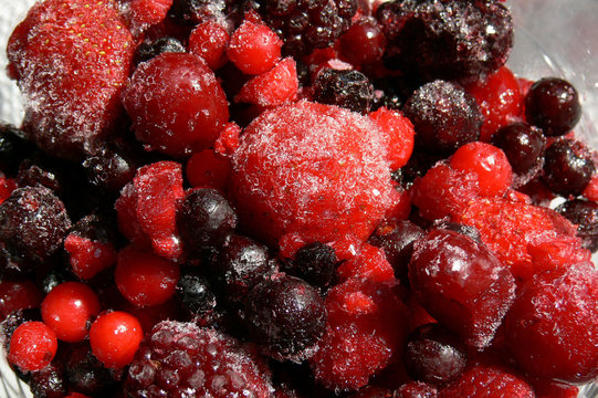 Gefrorene Beeren in Rott&ouml;nen und Schwarz