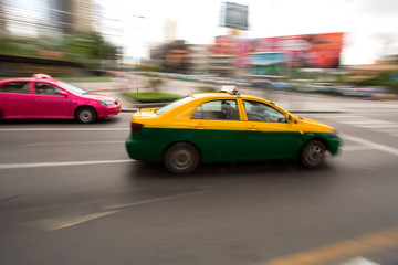 Obraz na płótnie Canvas Szybkie taxi w ruchu miejskim