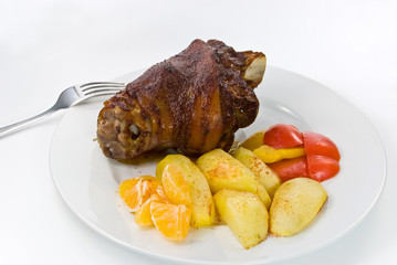 gebratene haxe-hachse- mit bratkartoffeln