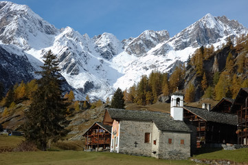 Fototapeta na wymiar Small mountain church