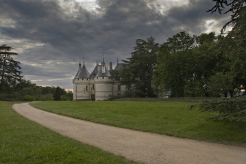 Fototapeta na wymiar Ścieżka do zamku Chaumont-sur-Loire