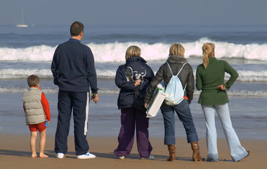 Familia mirando al mar