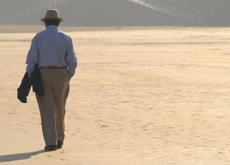 Hombre caminando por la playa