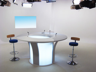 studio journal tv blanc 2