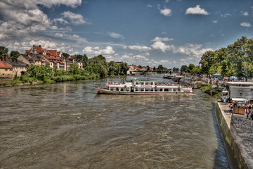 Obraz premium Strudelfahrt auf der Donau bei Regensburg
