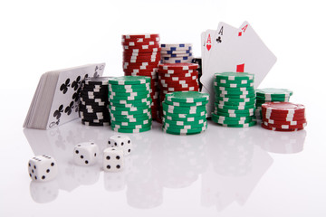 Jetons de casino avec artes et dés