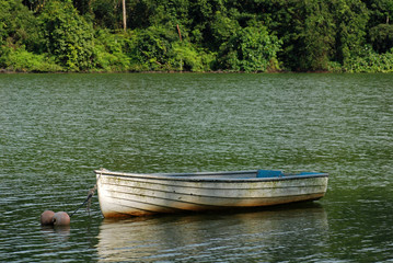 Obraz premium small wooden boat in the reservoir