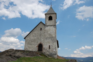 Fototapeta na wymiar chiesetta alpina