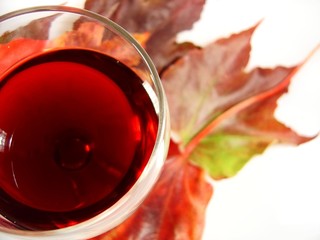 verre de vin rouge et feuilles de vigne 