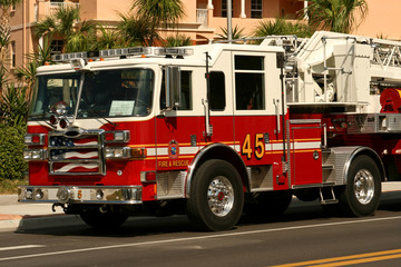 Naklejka premium american fire engine attending an emergency call